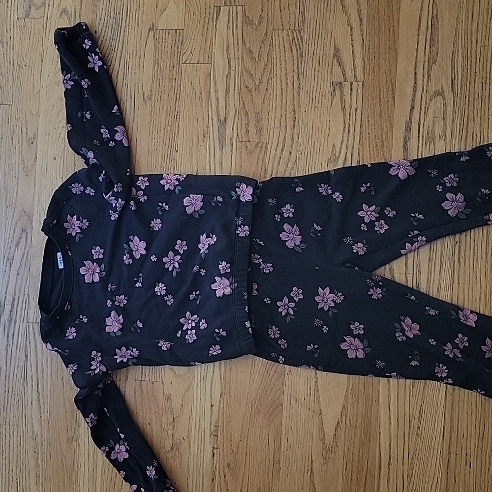 Gaps Kids Size 8 Sweatshirt and matching sweatpants.
